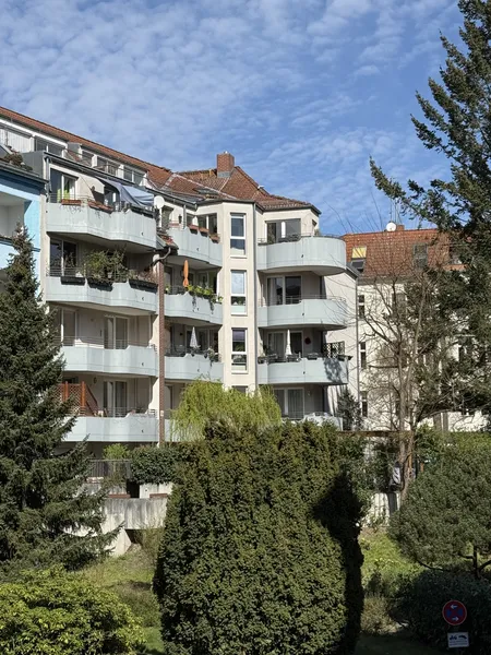 Wunderschöne 2 Zi., Sonnen BLK, FBH, G-WC im 1. Obergeschoss in einem sehr gepflegtem Neubau! — photo 1